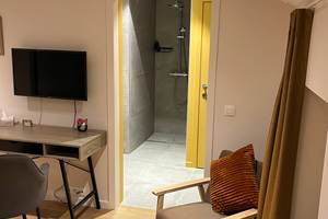 Vue-vers-le-bureau-et-la-salle-de-bain-lerelaisdelou