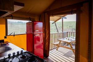 vue depuis la cuisine vers l'extérieurs écologdes sunshine et sunset