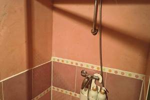 douche-privee-chambre-verdoyante-tadelakt-rose-saisonnee-aveyron
