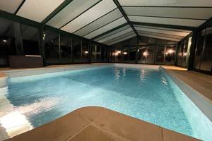 Grande piscine éclairée le soir