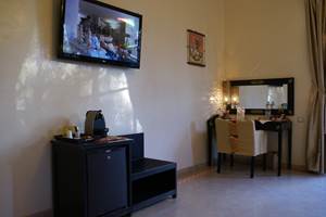 Minibar, télévision, machine Nespresso et bureau de la suite Ivoire à Marrakech