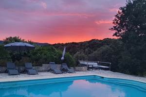 Vue panoramique sur les montagnes au crépuscule depuis la terrasse de la maison d'hôtes.