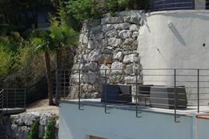 Pool house avec mobilier confortable pour détente