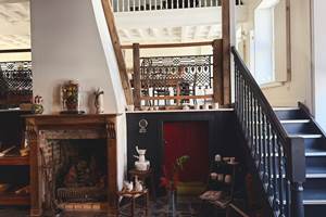 Notre La salle de réception nous permet d'accueillir jusqu'à 15 personnes, nous y servons le petit déjeuner. Un salon de musique avec un piano est attenant, et donne sur la terrasse