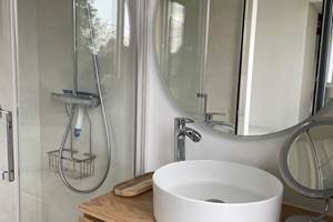 La salle d'eau de la suite parentale 'Sous le cedre'