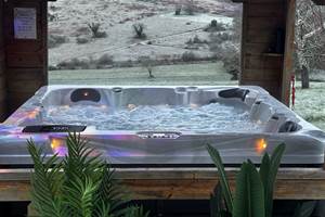 grand jacuzzi 5 personnes avec 2 places couchées + 3 assises