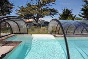 Logis-Les-Trois-Moulins-Ile-de-Ré-piscine-extérieure-couverte