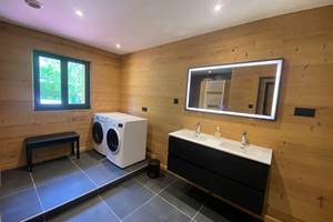 Grande salle de bain avec douche italienne et double vasque