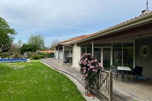 vue de la maison avec la grande terrasse