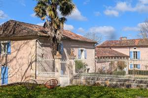 La Maison Joyeuse à l'avant de la chartreuse