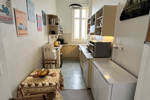 Cuisine séparée toute équipée fonctionnelle. Refrigérateurs et congélateur.