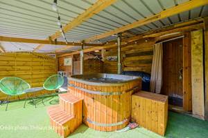 Espace bien-être : bain nordique avec eau chauffée à 38°C et douche extérieure. crédit photo Thibaut Schenkel
