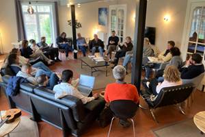 Informele werkvergadering in de gezellige leefruimte van de ecolodge