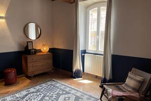 CHAMBRE MARINE-ROUGE 1ER E´TAGE commode-fene^tre MF