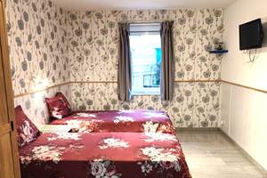 La chambre du rez de chaussée accueille 2 personnes en chaises roulantes