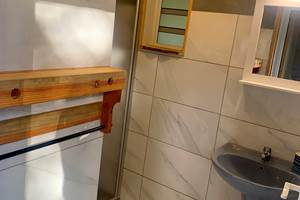 Salle de bain avec douche - WC séparés