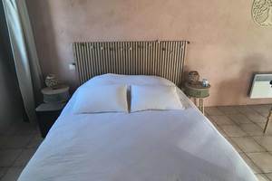 lit-double-chambre-verdoyante-decoration-bois-saisonnee-aveyron