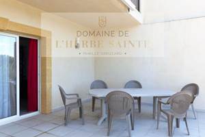 Gîte Artémisia et extérieur accessible directement par sa grande baie vitrée