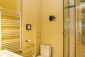 salle de bain chambre 3 gite tour de Guet Charbogne