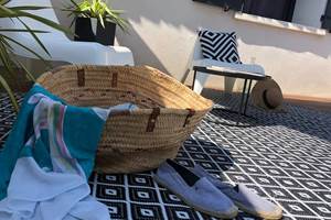 Ambiance paisible au bord de la piscine, idéale pour des vacances reposantes