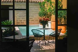 3 BD En entrant dans la cour on voit immediatement la piscine de Marcelle en Camargue