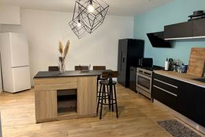 cuisine-ouverte-coin-repas-gite-le-lijaly-bournezeau-vendee-famille-vacances-nature.jpg