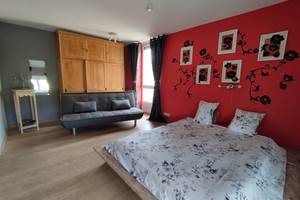 La chambre rouge peut loger 4 personnes