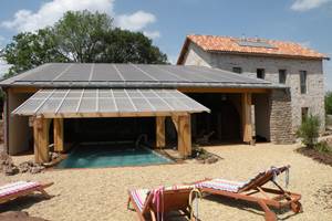 Vue de la piscine et du toit photovoltaïque