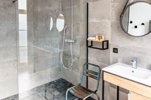 salle de bain chambre d'hôtes Ray Eames avec douche L'Esprit du 8 à Rochefort en Charente Maritime