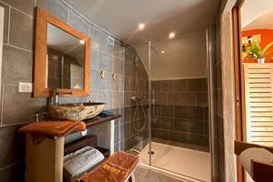 la calade chambres d'hotes et espace bien être ardèche salle de bain chambre terracotta