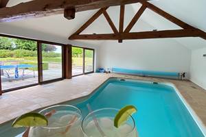 Piscine couverte chauffée à minimum 24 degrés, eau salée, ouverte de 9 à 19h du 1er avril au 31 octobre