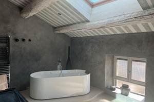 salle de bain vue sur les les toits du village Vaucluse Provence