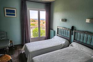 Chambre lits jumeaux vue mer et Collioure