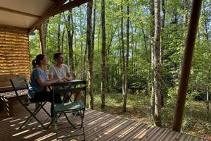 Grande terrasse couverte pour un repas face à la nature