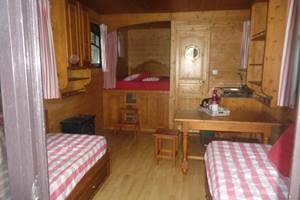 la roulotte campagne et mer : un intérieur douillet en bois, un lieu propice au repos