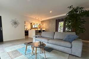 Espace de vie moderne avec canapé confortable et TV grand écran