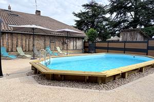 Piscine - transats - salon jardin - parasol