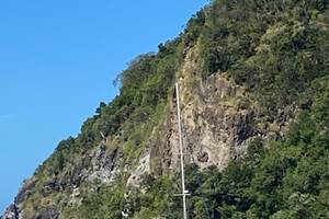 Kaona à la bouée au port de Deshaies