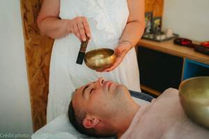 Les vibrations sonores près de la tête aident à déconnecter le mental, apaiser le stress et à améliorer le sommeil