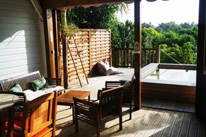 gite-horizon-balisiers-espace-repas-terrasse-bois