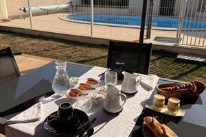 petit-dejeuner-local-mas-des-anges_jardin-soussans-margaux_couple-famille_confitures-maison_jus-oranges-pressées_beurre-salé-doux_pain_croustillant_yaourth_croissants-chaud