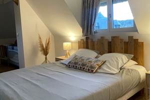 La chambre familiale 'La Grange' sous son plafond cathedrale