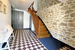 Entrée avec charme ancien, carrelage d’époque et escalier bois
