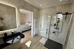 salle-de-bain-raphael-lavabo-douche-pmr_mas-des-anges_soussans-margaux_pmr-handicap_luxueuse