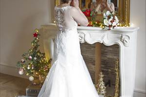 Future Mariée se préparant pour la réception