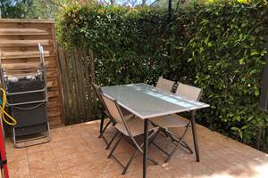 Les Mazets du Rouret - L'Olivier terrasse avec table jardin