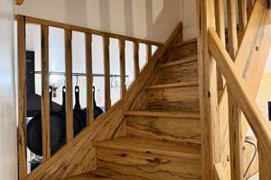 Les escaliers qui mènent au 1er étage