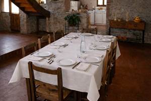 Le gîte Saint-Cirq-LaPopie, salle a manger, marie à la perfection vieilles pierres, bois et authenticité.