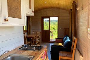 Les terres de la chouette, vue sur le séjour depuis la kitchenette