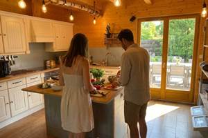 Grande cuisine américaine ouverte sur le séjour et la terrasse principale